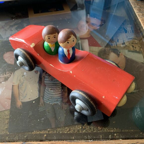 Vintage Wood Sports Car Two (2) Stylish 60’s Dressed ala Bond And Moneypenny - Picture 7 of 15